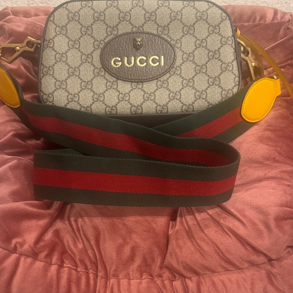 Gucci Beige Monogram Bag with Red and Green Strap - Picture 7 of 7